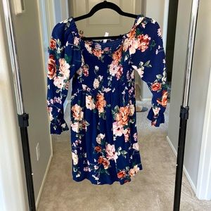 Floral short dress with sleeves